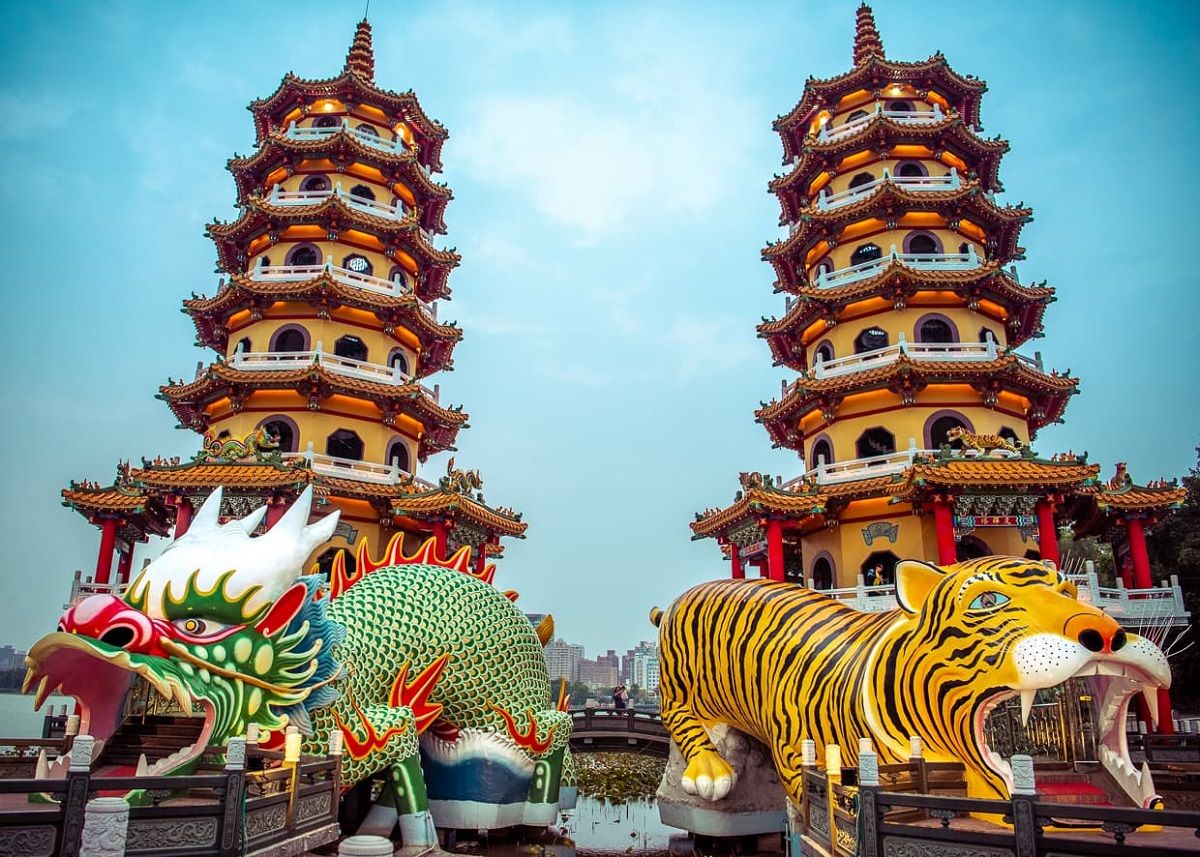 اژدها و ببر پاگوداس تایوان Dragon and Tiger Pagodas - آفر پروازهای تایوان